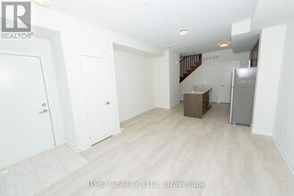 3540-3540 Colonial Dr in Mississauga, ON - Building Photo - Building Photo