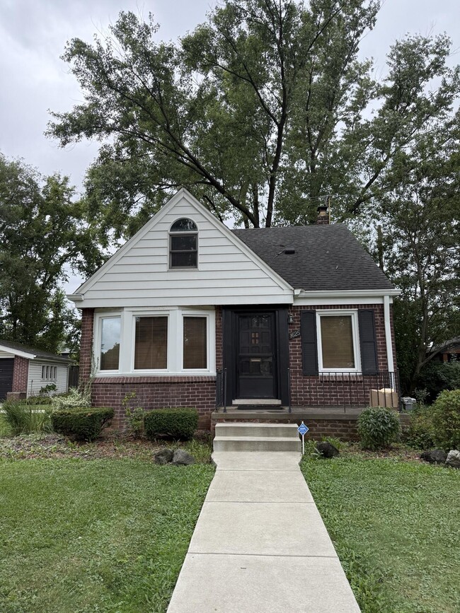 property at 1625 W Farnum Ave