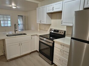 1030 NW 106th St in Miami, FL - Building Photo - Building Photo