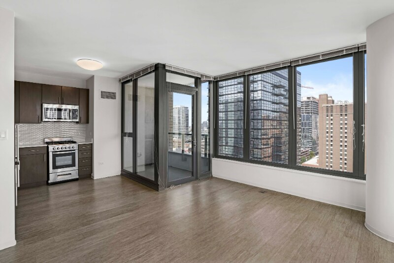 171 W Superior St in Chicago, IL - Building Photo