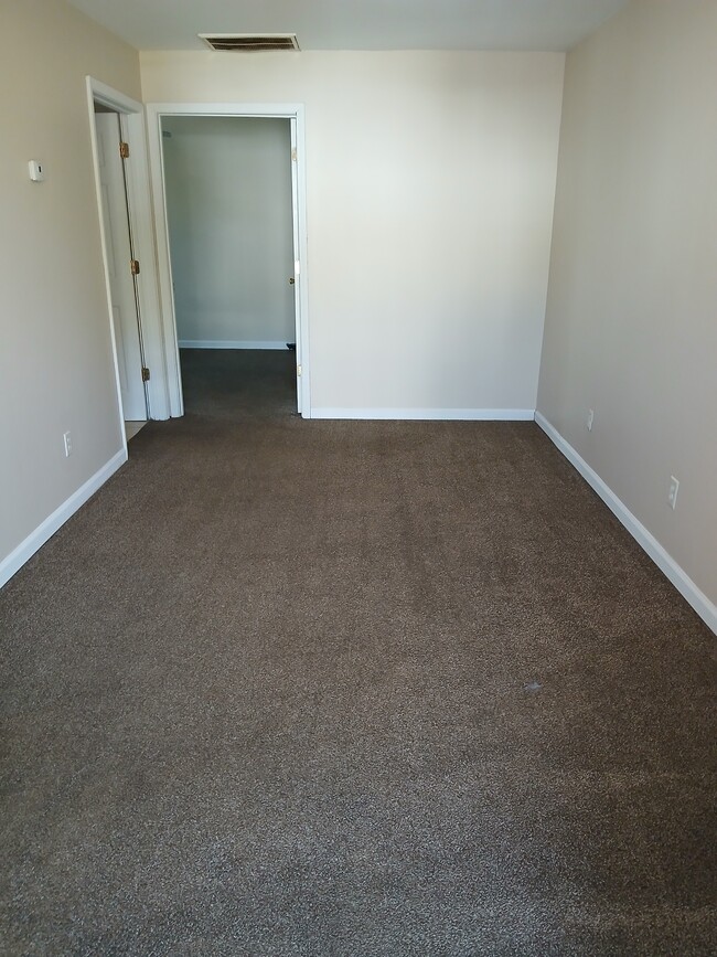 property at 709 S Poplar St