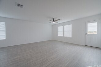 2737 Green Finch in New Braunfels, TX - Foto de edificio - Building Photo