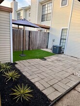 9949 Siegen Ln in Baton Rouge, LA - Foto de edificio - Building Photo