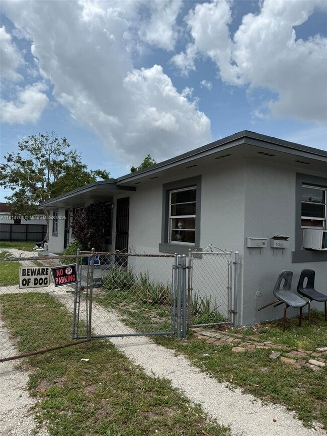 740 NW 100th St in Miami, FL - Building Photo - Building Photo