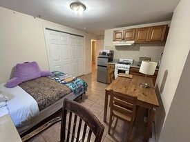 27 Ware St, Unit #B2 Apartamentos