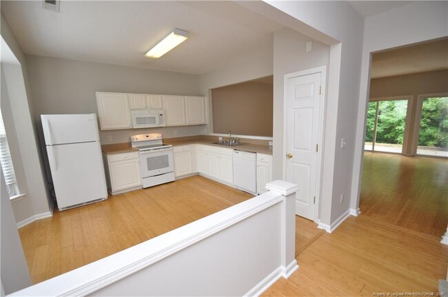 404 Canyon Lake Cir in Morrisville, NC - Foto de edificio - Building Photo