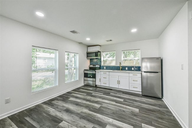 4318 1st St in Bacliff, TX - Foto de edificio - Building Photo