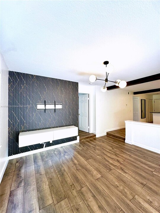 1725 Palm Cove Blvd in Delray Beach, FL - Foto de edificio
