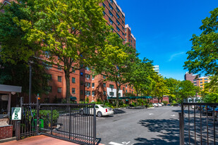 University Towers in Brooklyn, NY - Foto de edificio - Building Photo