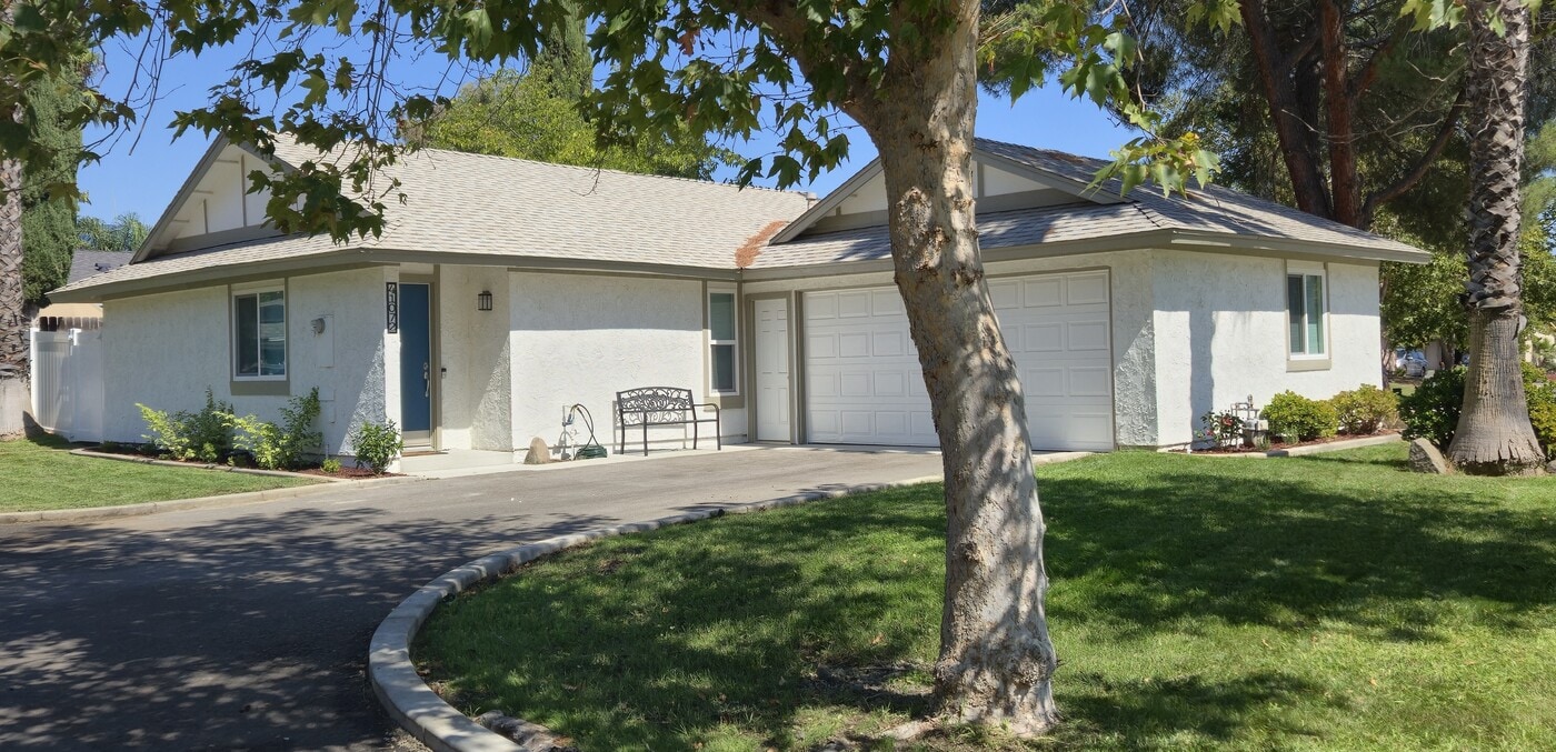 41072 Via Halcon in Temecula, CA - Foto de edificio