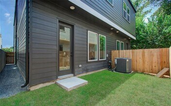 2626 W Tidwell Rd in Houston, TX - Building Photo - Building Photo