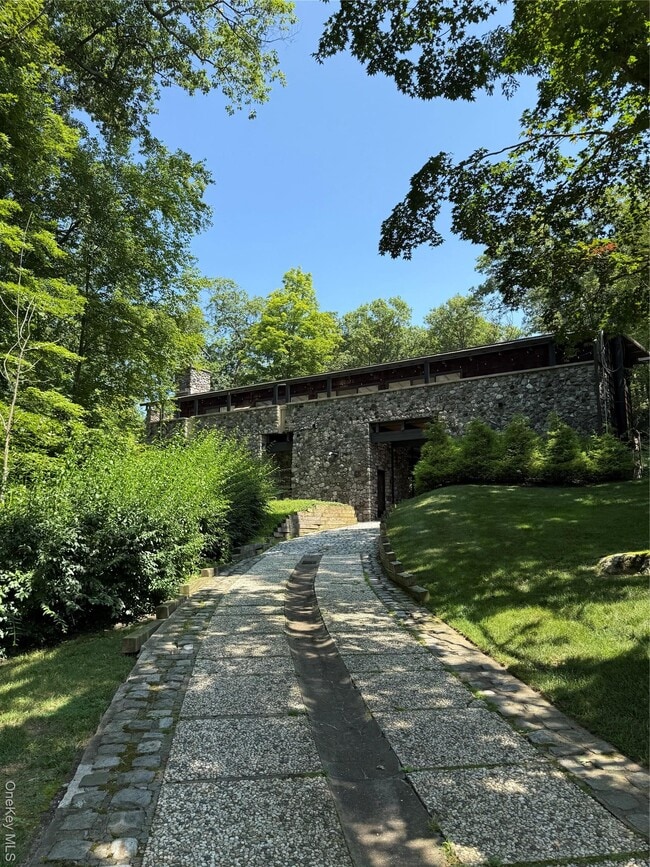 53 Woods Rd in Tuxedo Park, NY - Building Photo - Building Photo