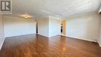 242-242 Wilmington Ave in Toronto, ON - Building Photo - Building Photo