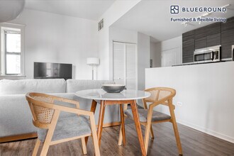 30 E Roosevelt Rd in Chicago, IL - Building Photo - Building Photo