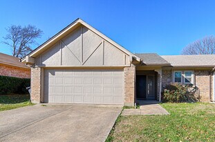 2506 Oak Leaf Dr in Arlington, TX - Building Photo