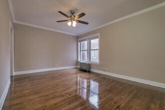 2450 W Addison St, Unit 1B in Chicago, IL - Building Photo - Building Photo