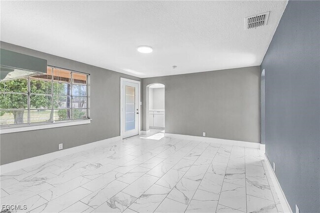 4472 E Riverside Dr in Ft. Myers, FL - Building Photo - Building Photo