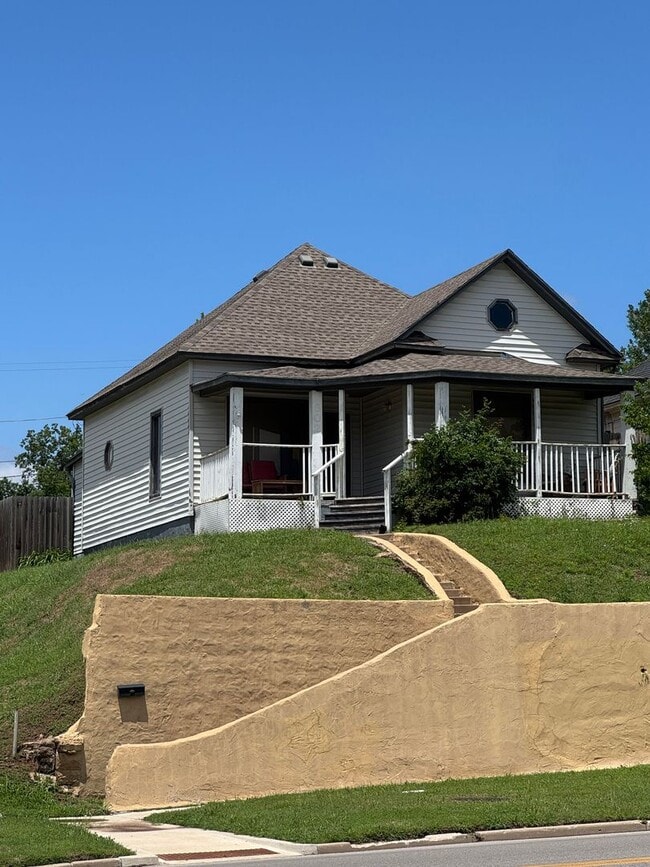 property at 602 E Randolph Ave