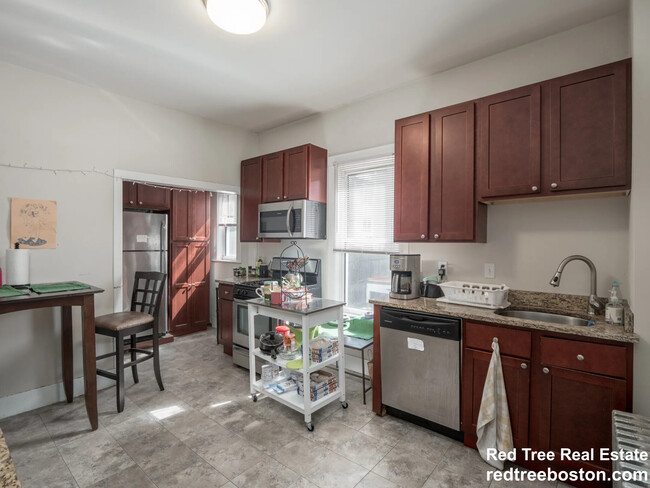 44 Cameron Ave, Unit 2 in Somerville, MA - Building Photo - Building Photo