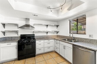 5246 Lisagayle Ct in Las Vegas, NV - Building Photo - Building Photo