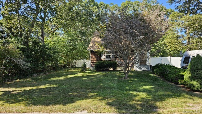 81 Parkwood Dr in Mastic Beach, NY - Building Photo - Building Photo