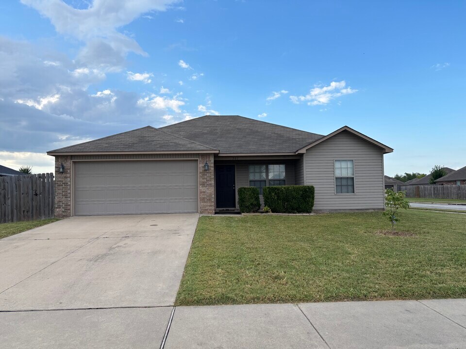 501 W Broadway St in Rogers, AR - Building Photo