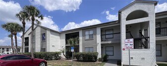 2101 Cascades Blvd in Kissimmee, FL - Building Photo