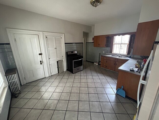 14 Cherry St, Unit 1 in Somerville, MA - Building Photo - Building Photo
