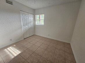 120 Sparrow Dr, Unit 309 in Royal Palm Beach, FL - Foto de edificio - Building Photo