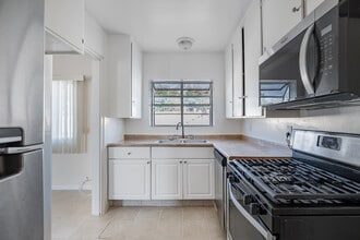 Sycamore Terrace in Los Angeles, CA - Building Photo - Interior Photo