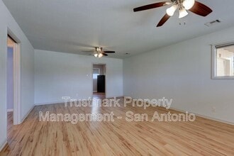 120 Travis St in Kerrville, TX - Building Photo - Building Photo