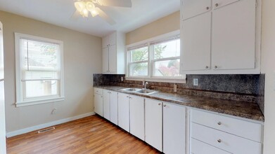 505 E 3rd St in Hoisington, KS - Building Photo - Building Photo