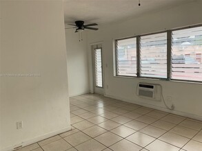 17051 NE 23rd Ave in North Miami Beach, FL - Foto de edificio - Building Photo