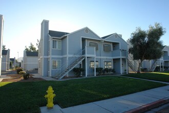 Cape Cod Village Apartments in Las Vegas, NV - Building Photo - Building Photo