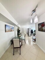 801 Brickell Bay Dr in Miami, FL - Building Photo