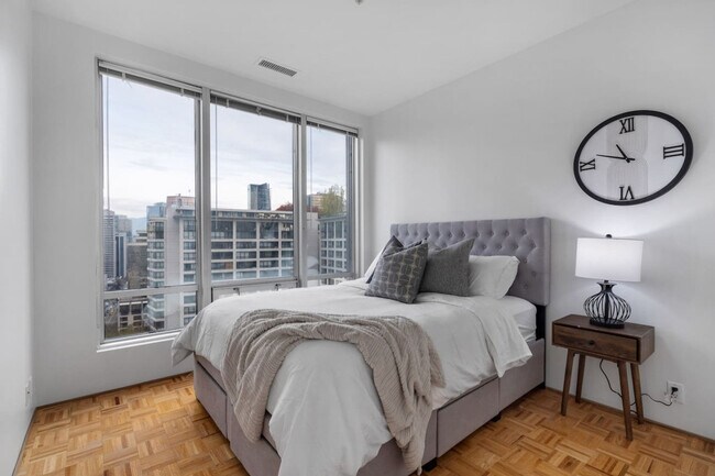 989 Nelson St in Vancouver, BC - Building Photo - Building Photo