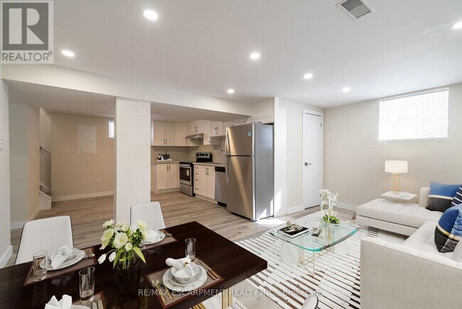 196 Upper Paradise Rd in Hamilton, ON - Building Photo - Building Photo