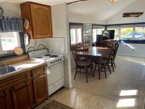 17 Wolcott Ave in Stonington, CT - Building Photo - Building Photo