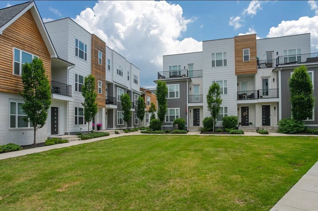 504 Vernon Cir, Unit 504 in Nashville, TN - Building Photo