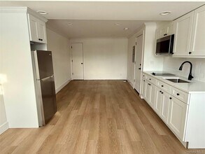 126 E Main St in Port Jefferson, NY - Foto de edificio - Building Photo