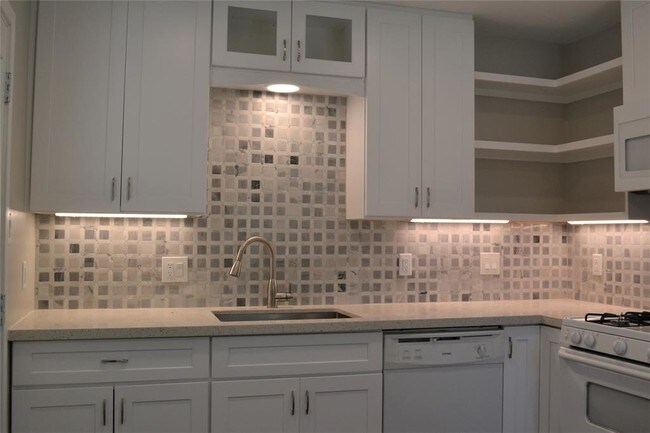 2403 Branard St in Houston, TX - Building Photo - Building Photo