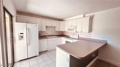 1715 Park Meadows Dr in Ft. Myers, FL - Foto de edificio - Building Photo