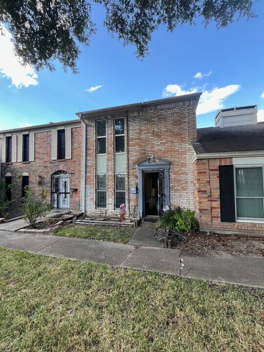 6416 Bankside Dr in Houston, TX - Building Photo