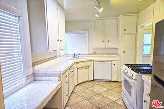 9966 Glencrest Dr in Burbank, CA - Building Photo - Building Photo