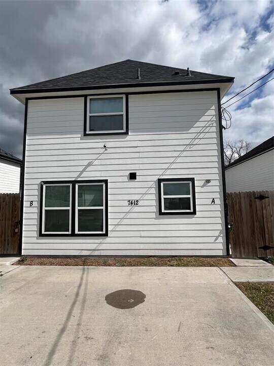 7412 Pond St in Houston, TX - Building Photo