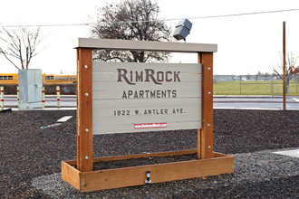 Rim Rock Villa Apartments in Redmond, OR - Foto de edificio - Building Photo