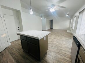 575 W Cinnamon Ave in Hanford, CA - Building Photo - Building Photo