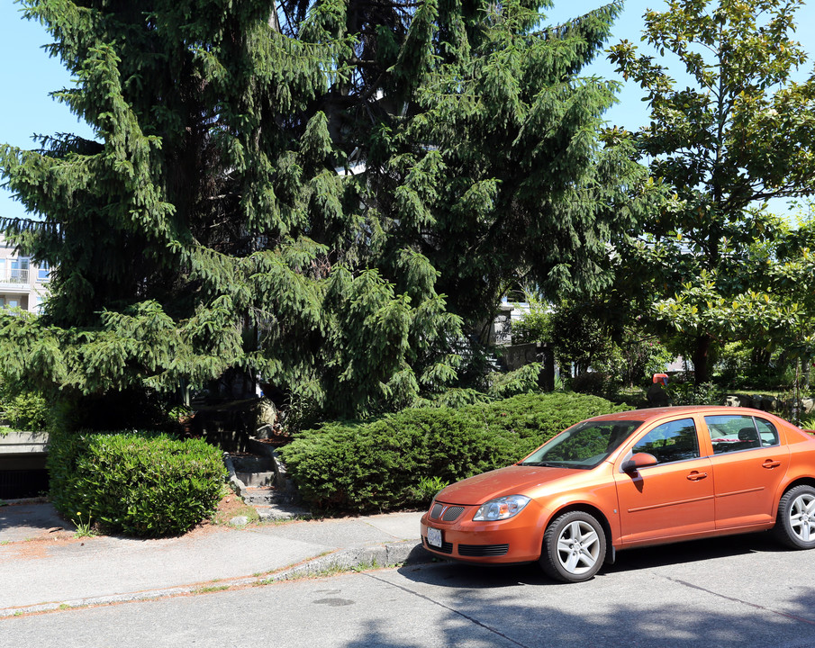 2475 W 3rd Ave in Vancouver, BC - Building Photo