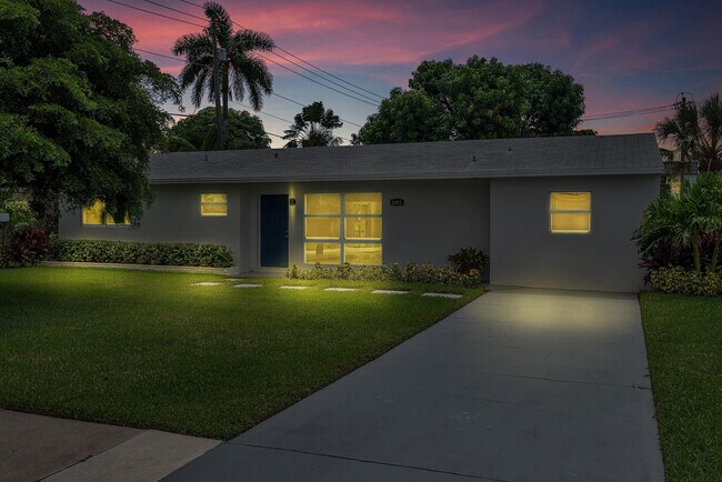 2001 Collier Ave in Lake Worth Beach, FL - Building Photo - Building Photo