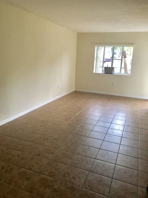 2921 SE 12th Rd-Unit -105 in Homestead, FL - Building Photo